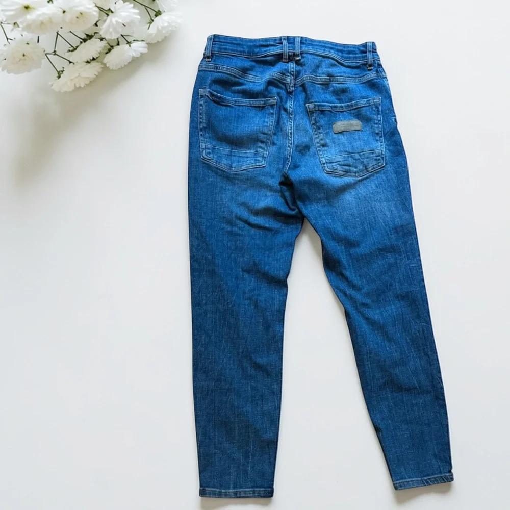 ZARA High Waisted Tapered Leg Jeans Women’s Size 32 ( Size 12 / 14 ) 3371-12